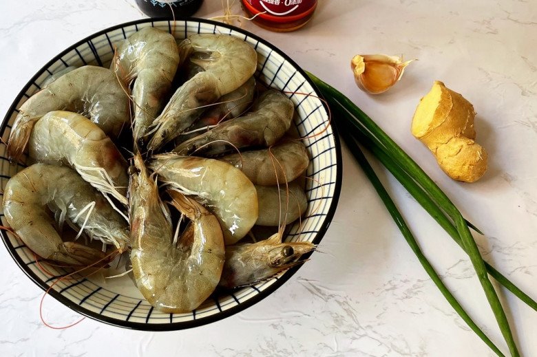 Luộc tôm cho thêm 1 thìa nước này tôm càng thơm nức, lên màu đỏ đẹp như ngoài hàng - 1