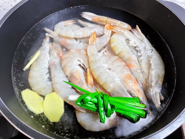 Luộc tôm cho thêm 1 thìa nước này tôm càng thơm nức, lên màu đỏ đẹp như ngoài hàng - 5
