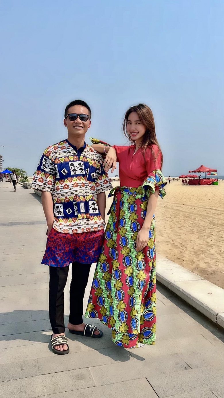 Hết lộng lẫy xa hoa, Thùy Tiên ở gần Quang Linh Vlog lột phấn son, ăn mặc khéo đồng điệu