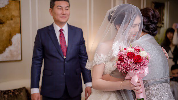 Chê con dâu nghèo cố tình có bầu để ép cưới, bà ngỡ ngàng khi đứng trước biệt thự của nhà thông gia - 1