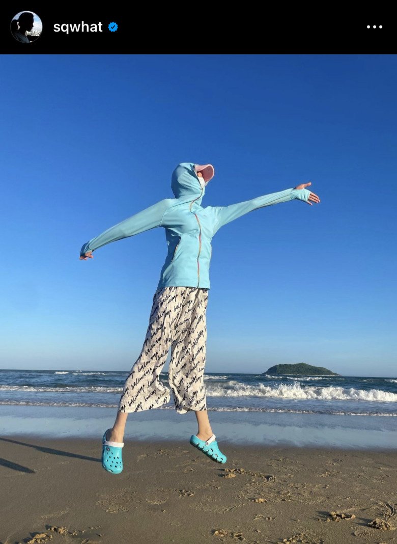 Mặc ai đi biển mặc bikini gợi cảm, &#34;người đẹp miệng rộng&#34; đẹp nhất châu Á trùm kín như chị em ninja Việt - 1