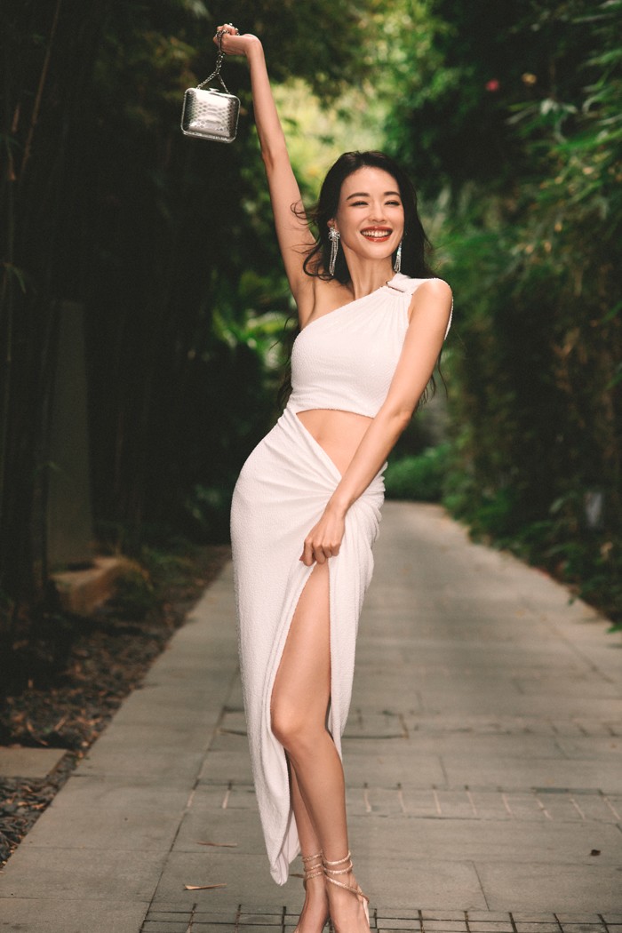 Mặc ai đi biển mặc bikini gợi cảm, &#34;người đẹp miệng rộng&#34; đẹp nhất châu Á trùm kín như chị em ninja Việt - 8