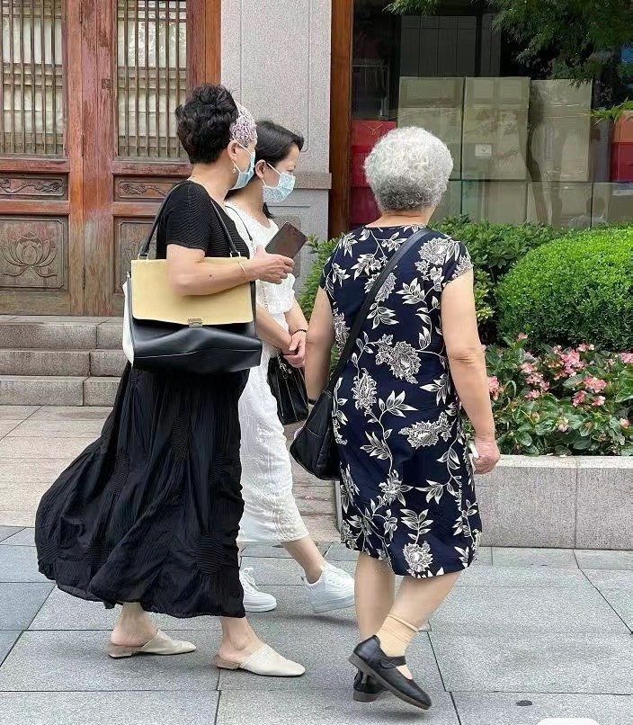 Giày "bà ngoại" xưa bị chê quê mùa nay hội mỹ nhân Việt rất yêu: là "vua tôn dáng", chỉ cần 1 đôi đi muôn nơi - 2