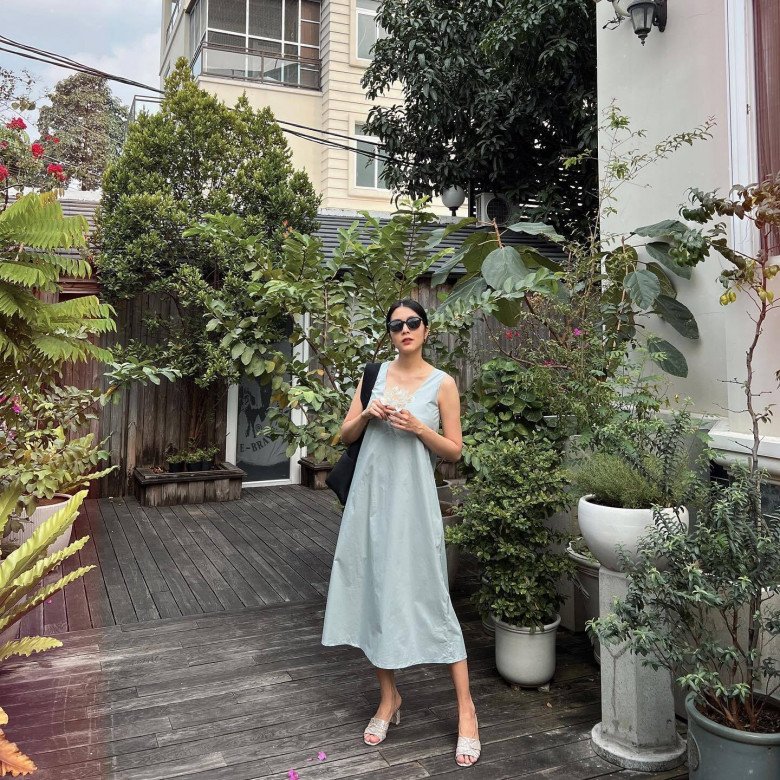 Giày "bà ngoại" xưa bị chê quê mùa nay hội mỹ nhân Việt rất yêu: là "vua tôn dáng", chỉ cần 1 đôi đi muôn nơi - 4