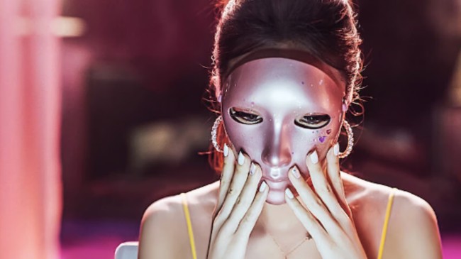 Cô Gái Mang Mặt Nạ: Phim 18+ Hàn khiến ai đi đâu cũng bàn tán, xuất hiện &#34;gương mặt đẹp nhất thế giới&#34; - 2