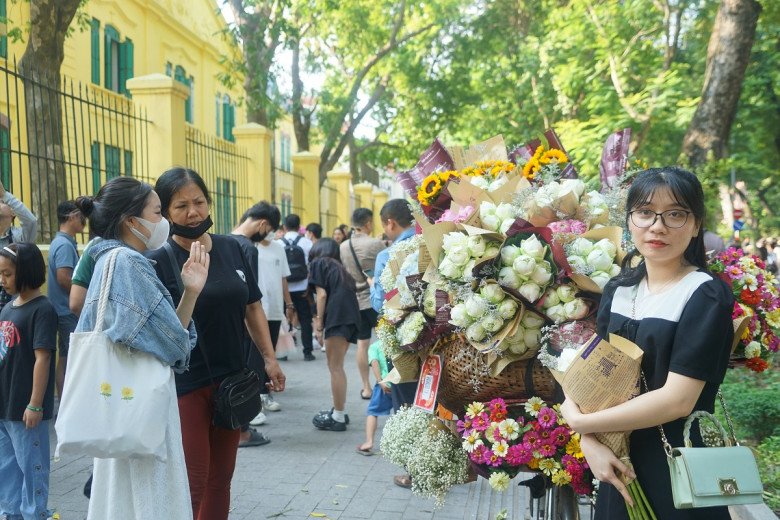 Khách ùn ùn lên phố chụp ảnh ngày đầu nghỉ lễ 2/9, người bán hoa vỉa hè kiếm bạc triệu chỉ sau vài tiếng