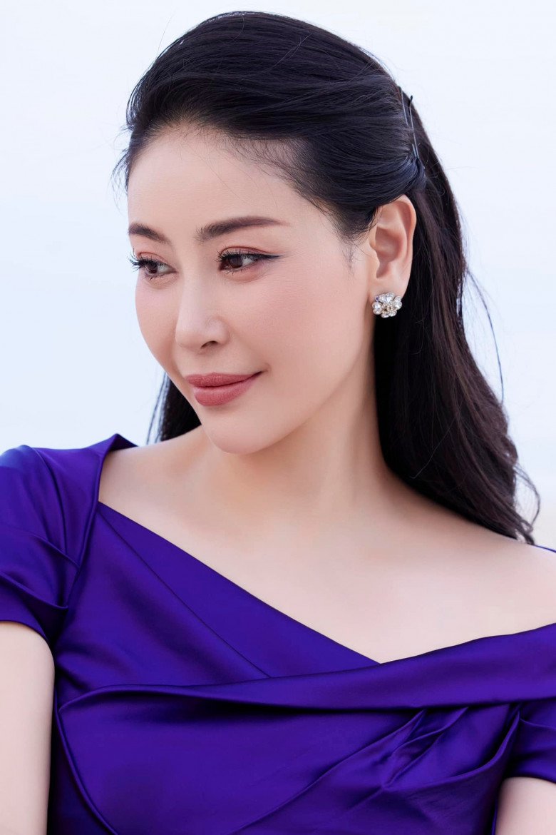 Hoa hậu Việt Nam tuổi 47 vẫn gắn &#34;đồ giả&#34; như đàn em, nhan sắc lập tức trẻ ra chục tuổi - 4