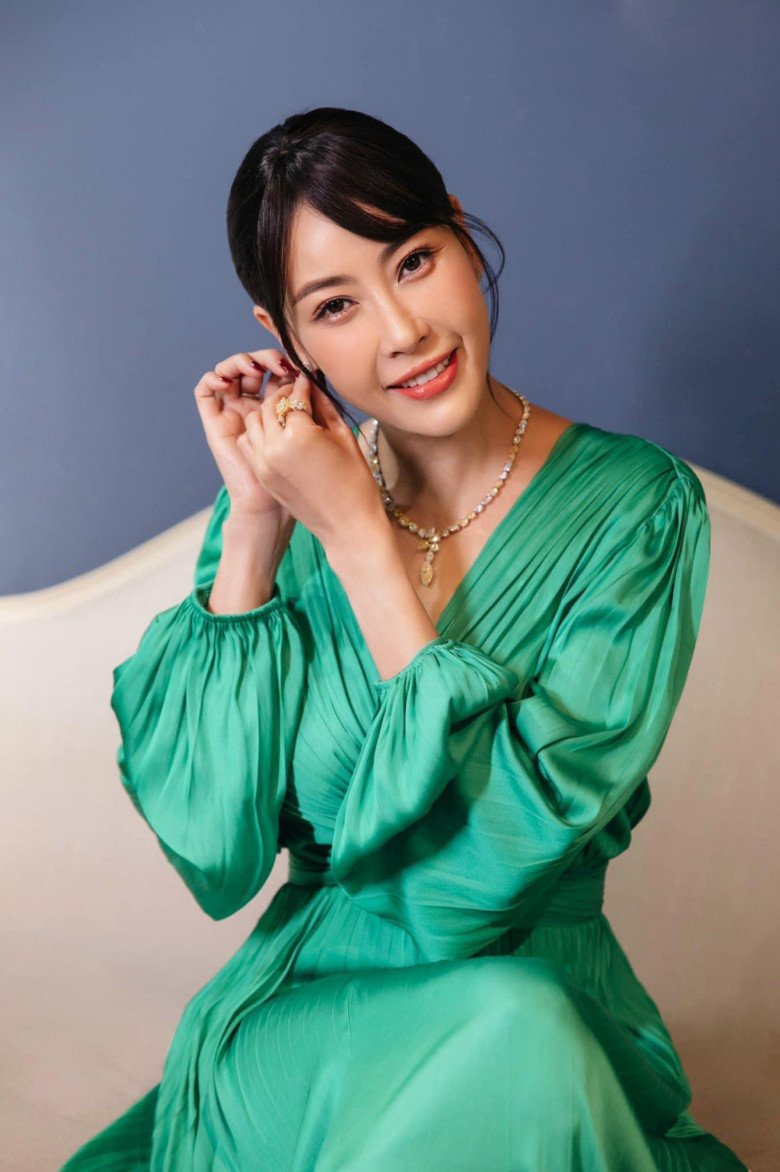 Hoa hậu Việt Nam tuổi 47 vẫn gắn &#34;đồ giả&#34; như đàn em, nhan sắc lập tức trẻ ra chục tuổi - 6