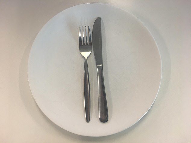 Quy tắc dùng dao, dĩa khi đi ăn ở nhà hàng Âu, 1 hành động quen thuộc lại vô cùng bất lịch sự