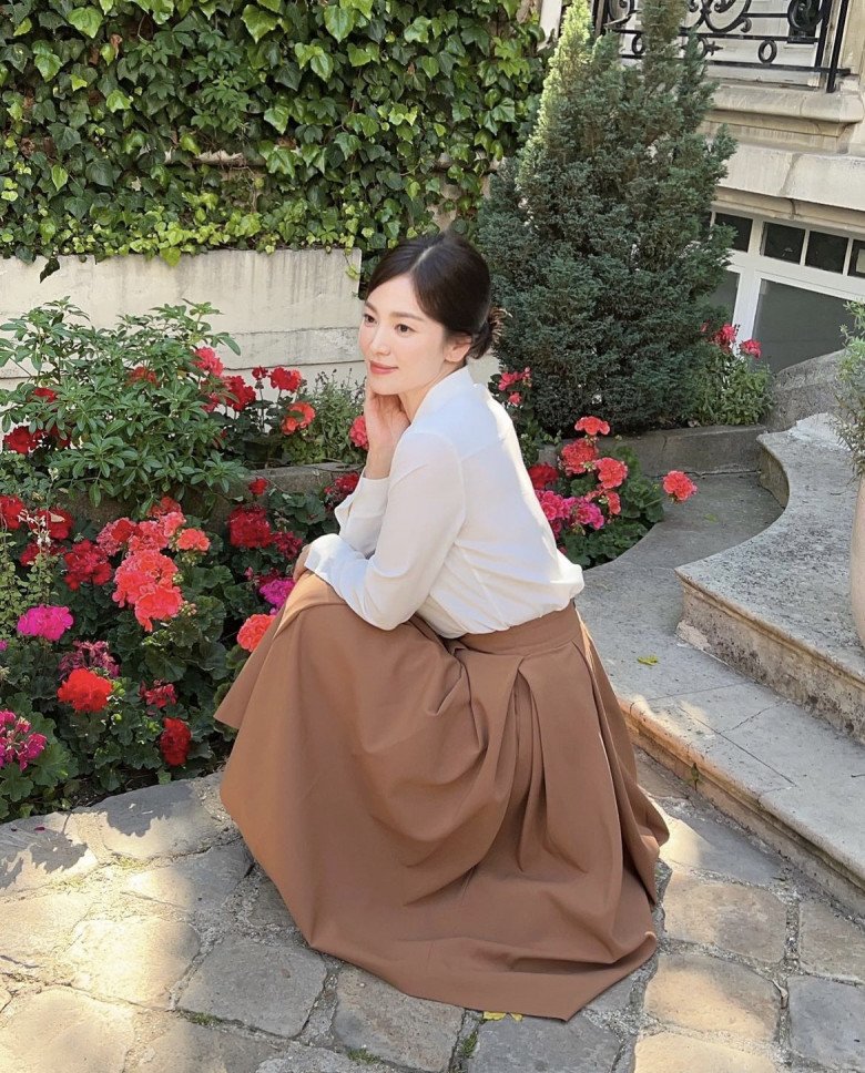 Kiểu váy được &#34;quý cô nấm lùn&#34; Song Hye Kyo yêu nhất, là bảo bối hack dáng cao vọt - 1