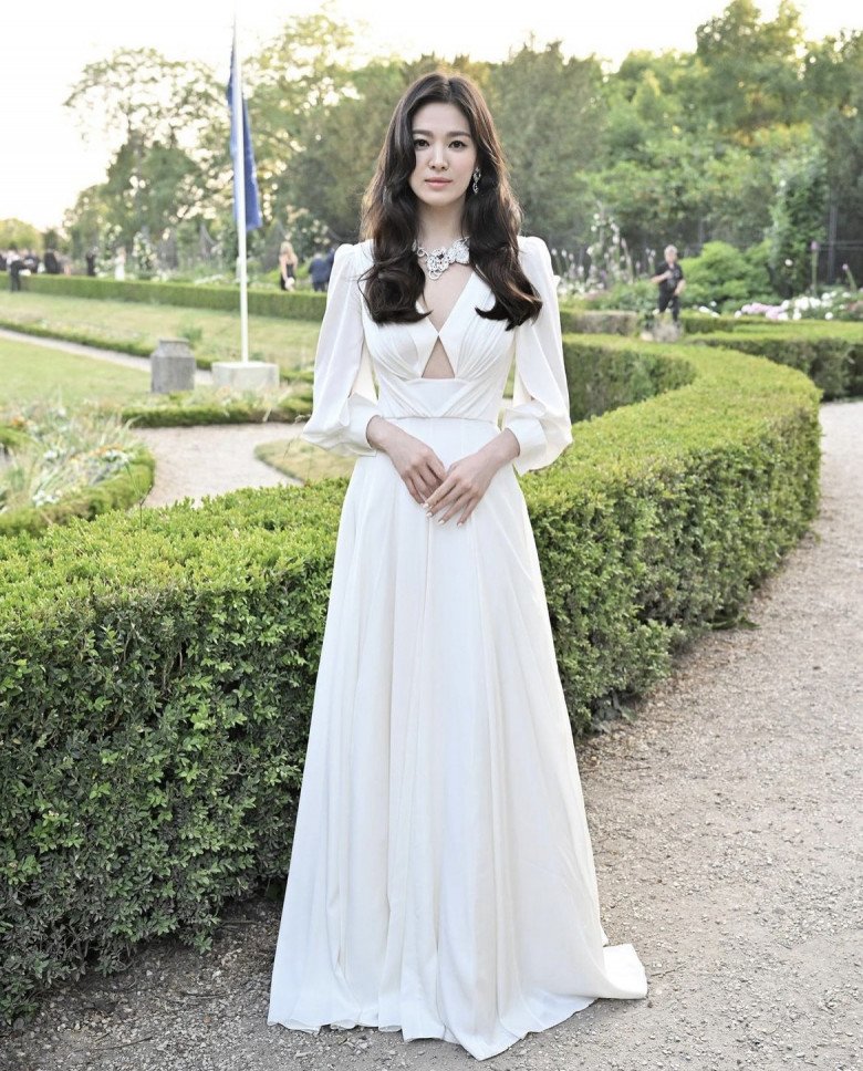 Kiểu váy được &#34;quý cô nấm lùn&#34; Song Hye Kyo yêu nhất, là bảo bối hack dáng cao vọt - 2