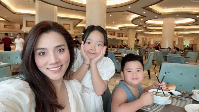 Hậu tái xuất sau 9 năm, vợ chồng Trang Nhung dắt bọn trẻ đi du lịch, mẹ 2 con khoe eo cực "đỉnh"