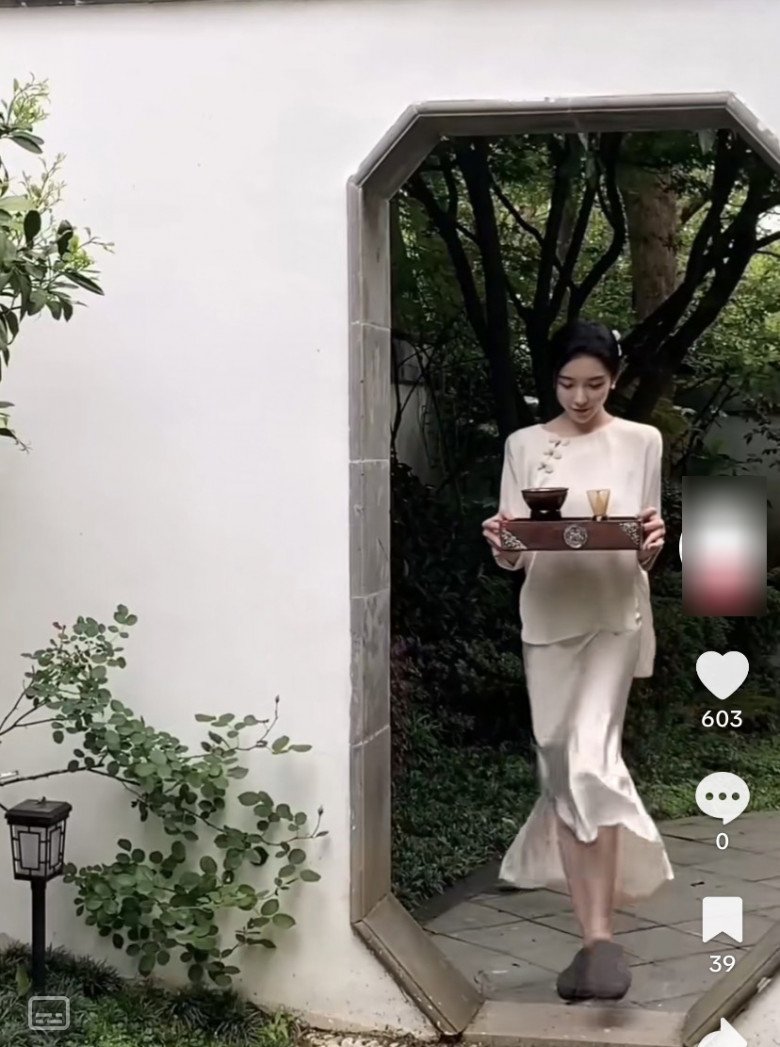 Đào Hỷ Nhi - bà hoàng trong biệt phủ: Mặc toàn lụa là, mua sắm không xem giá, chị em nhìn chỉ biết ước - 4