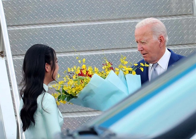 Chân dung nữ sinh ở Hà Nội vinh dự được tặng hoa cho Tổng thống Mỹ Joe Biden ở sân bay