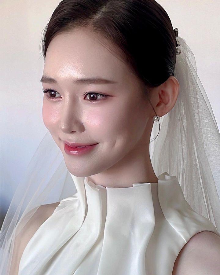 Xu hướng trang điểm cô dâu Hàn Quốc cuối năm 2023: Nền nhẹ như sương, tóc búi như tiếp viên hàng không - 3