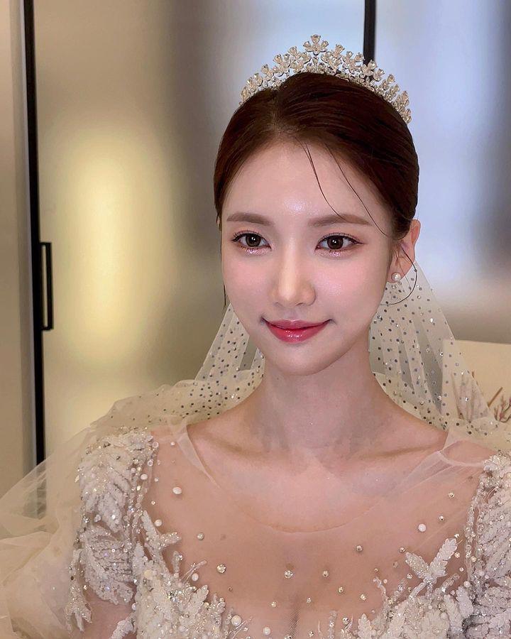 Xu hướng trang điểm cô dâu Hàn Quốc cuối năm 2023: Nền nhẹ như sương, tóc búi như tiếp viên hàng không - 1