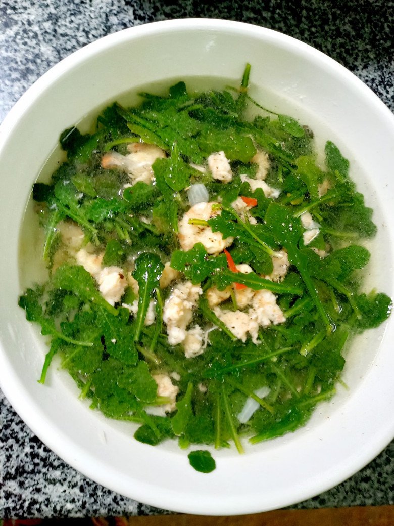 Loại rau dại xưa toàn nhổ vứt đi, nay thành đặc sản lạ ở thành phố có giá 200.000 đồng/kg, vừa ăn vừa làm thuốc - 4