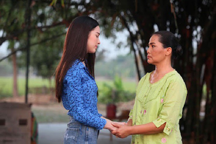 Về thăm mẹ chồng cũ ốm, bà ghé sát tai thều thào 8 từ giúp tôi đổi đời - 1