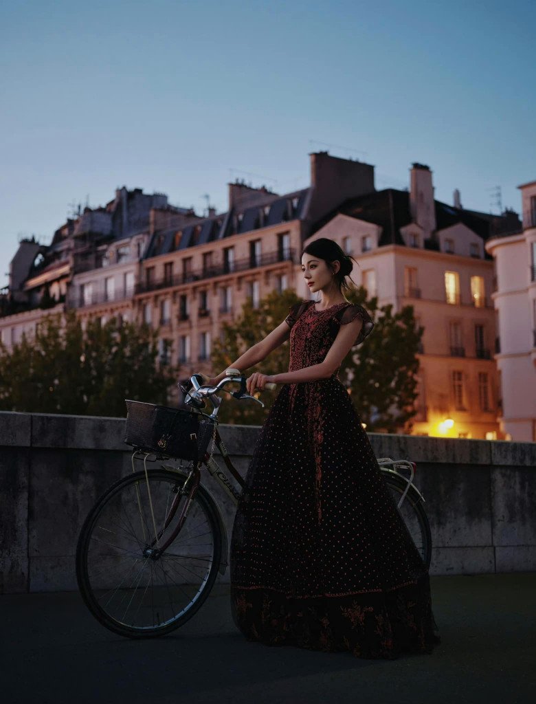 Địch Lệ Nhiệt Ba đẹp như đoá hồng châu Á tại Paris Fashion Week, chỉ che nắng cũng lọt top tìm kiếm