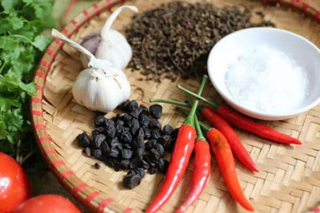 Hạt này được ví là “vàng đen” của Tây Bắc, có mùi thơm đặc biệt nên rất được ưa thích, giá gần 2 triệu đồng/kg - 10