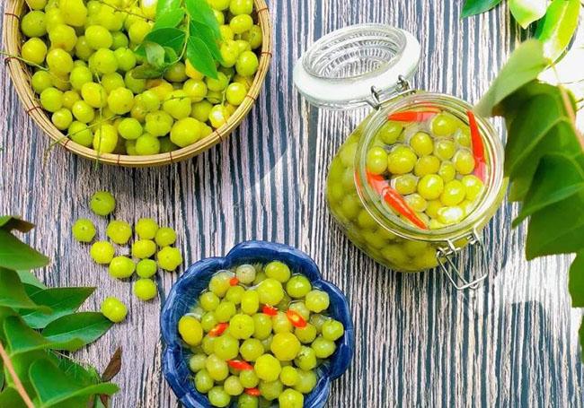 Thứ quả dại có lượng vitamin C cao như cam, trước rụng đầy gốc chả ai ăn, nay bỗng chốc hot, giá 50.000 đồng/kg - 9