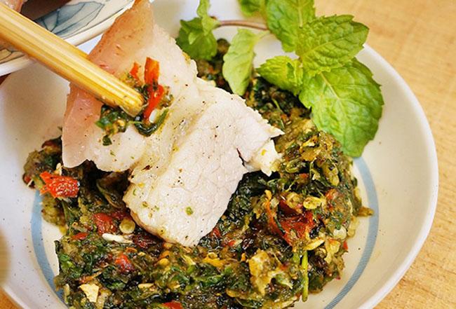 Hạt này được ví là “vàng đen” của Tây Bắc, có mùi thơm đặc biệt nên rất được ưa thích, giá gần 2 triệu đồng/kg - 9