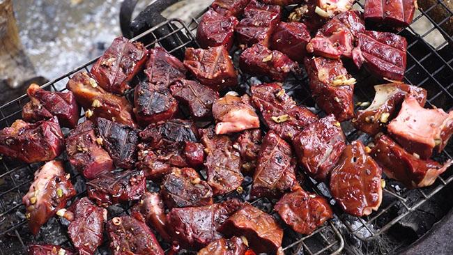 Hạt này được ví là “vàng đen” của Tây Bắc, có mùi thơm đặc biệt nên rất được ưa thích, giá gần 2 triệu đồng/kg - 8