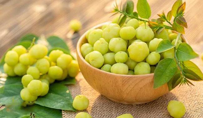 Thứ quả dại có lượng vitamin C cao như cam, trước rụng đầy gốc chả ai ăn, nay bỗng chốc hot, giá 50.000 đồng/kg - 5