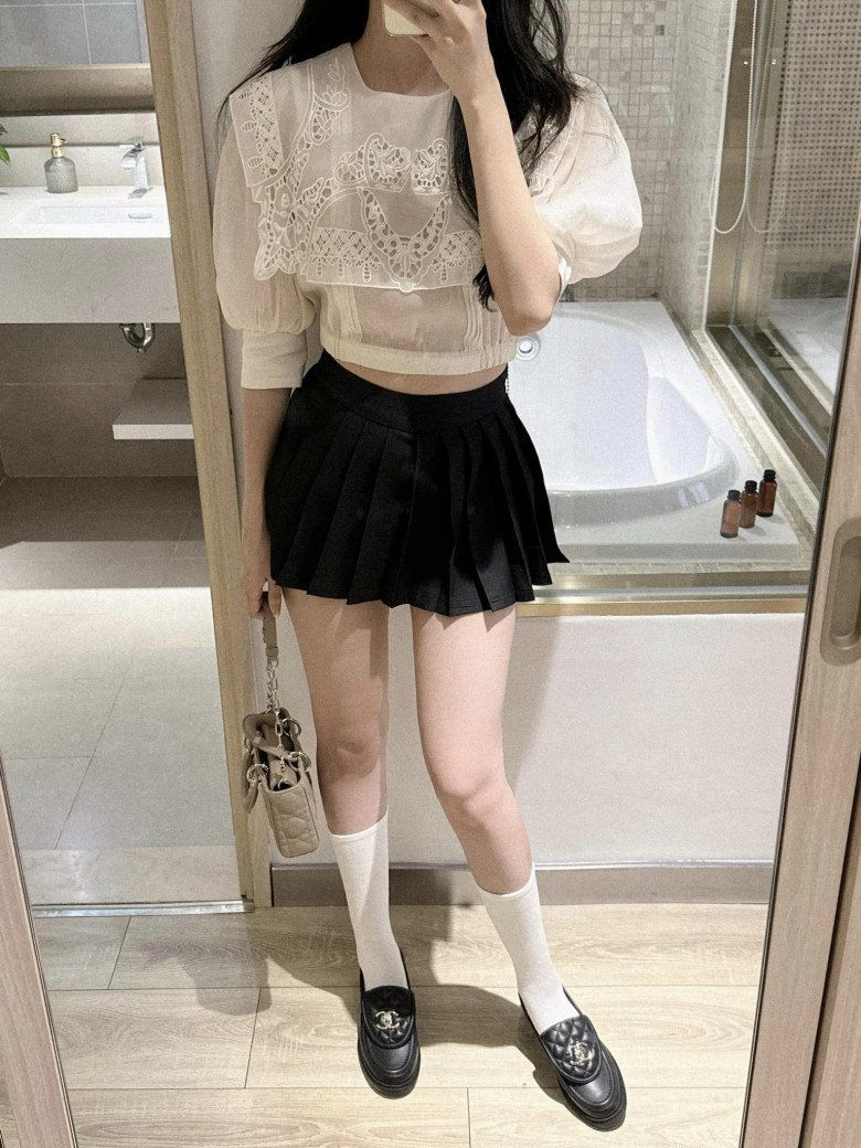Cựu &#34;hoa khôi tiếp viên hàng không Việt” mê kiểu váy xếp ly, từ gái 2 con trẻ như nữ sinh - 3