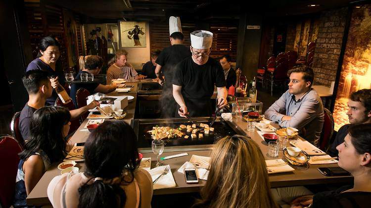 Teppanyaki: Nghệ thuật nấu ăn kết hợp trình diễn được giới sành ăn cực đam mê - 4