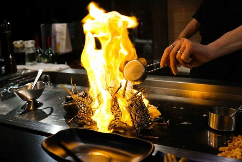 Teppanyaki: Nghệ thuật nấu ăn kết hợp trình diễn được giới sành ăn cực đam mê - 3