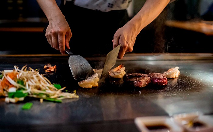 Teppanyaki: Nghệ thuật nấu ăn kết hợp trình diễn được giới sành ăn cực đam mê - 1
