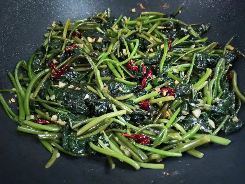Cây này tưởng chỉ lấy củ nhưng phần lá tốt như thần dược, đem xào kiểu này được món đưa cơm - 5