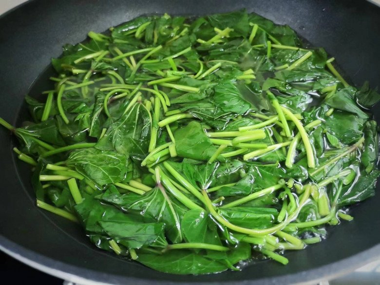 Cây này tưởng chỉ lấy củ nhưng phần lá tốt như thần dược, đem xào kiểu này được món đưa cơm - 3
