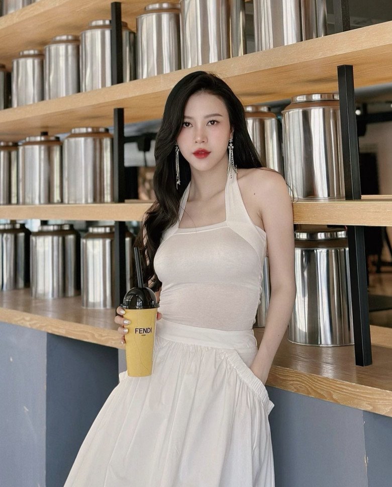 Cựu &#34;hoa khôi tiếp viên hàng không Việt” mê kiểu váy xếp ly, từ gái 2 con trẻ như nữ sinh - 7