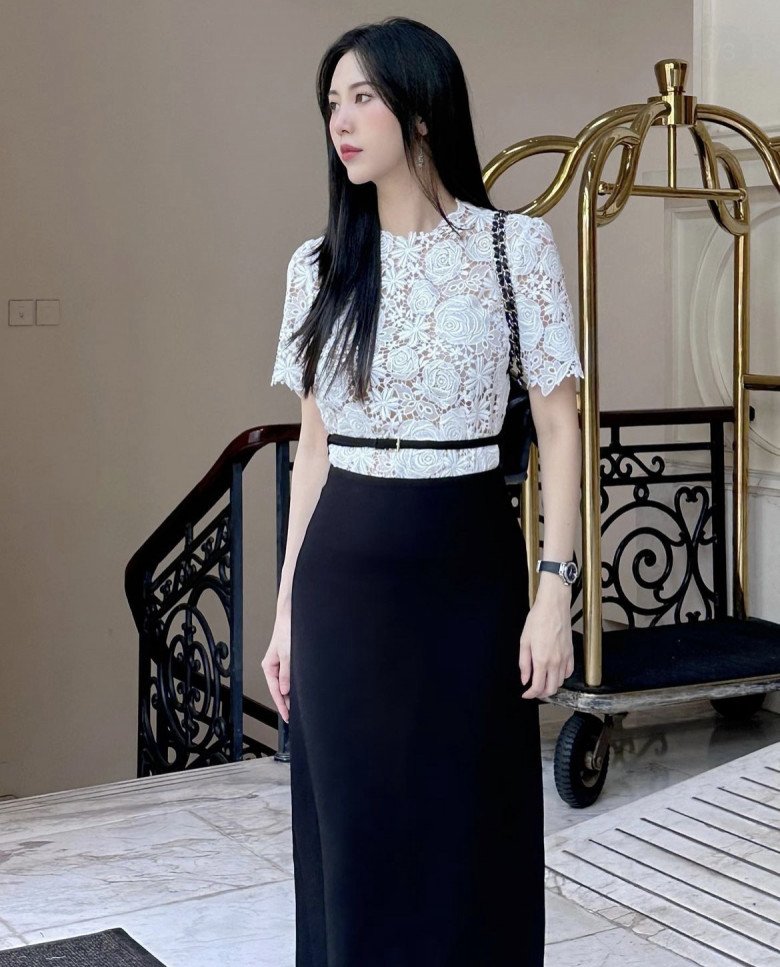 Cựu &#34;hoa khôi tiếp viên hàng không Việt” mê kiểu váy xếp ly, từ gái 2 con trẻ như nữ sinh - 9
