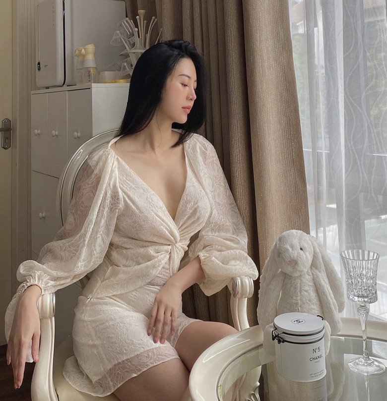 Cựu &#34;hoa khôi tiếp viên hàng không Việt” mê kiểu váy xếp ly, từ gái 2 con trẻ như nữ sinh - 10