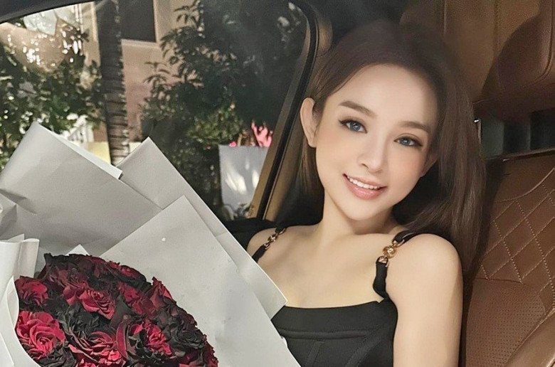 &#34;Phú bà&#34; ở biệt thự trăm tỷ U40 vẫn mê diện đồ màu hồng mà không bị sến, xinh như búp bê barbie - 1