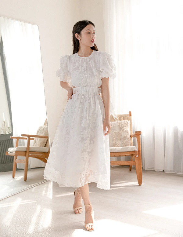 Mẫu váy trắng đáng sắm nhất Hè này, đơn giản nhưng giúp chị em &#34;hack&#34; tuổi cực khéo - 1