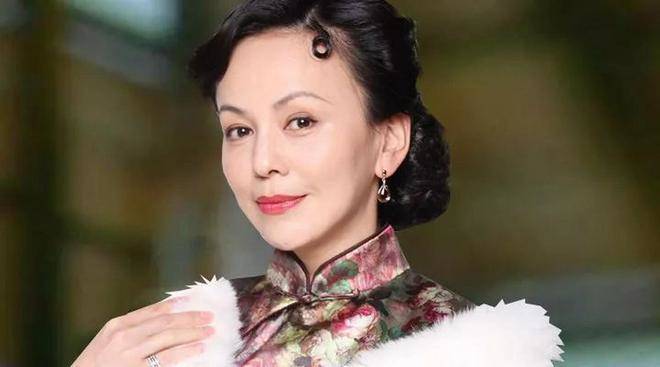 Dì Tuyết Cầm phim Tân dòng sông ly biệt U55 trẻ như 30 tuổi, dáng đồng hồ cát nhờ chăm làm 4 việc - 1