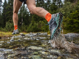 Ghim ngay 5 tiêu chí chọn giày chạy bộ bền bỉ, giúp bạn thoải mái suốt mùa mưa mà không sợ chấn thương