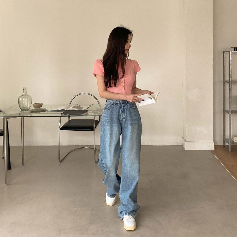 Mặc quần skinny jeans hay quần jeans ống rộng giúp chân trông thon dài hơn? Có một kiểu &#34;cân&#34; được mọi dáng - 8