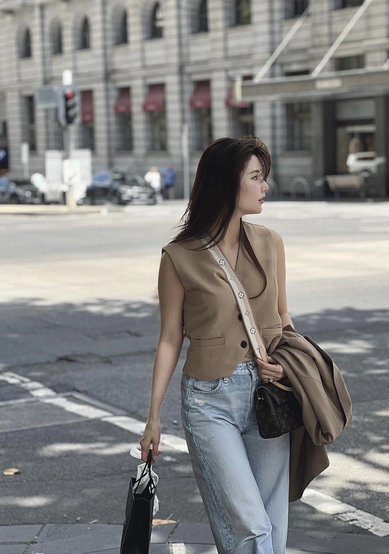 Không biết mặc gì đi làm, chị em cứ diện áo vest không tay với 5 món này, đảm bảo cả tuần sang chảnh - 8
