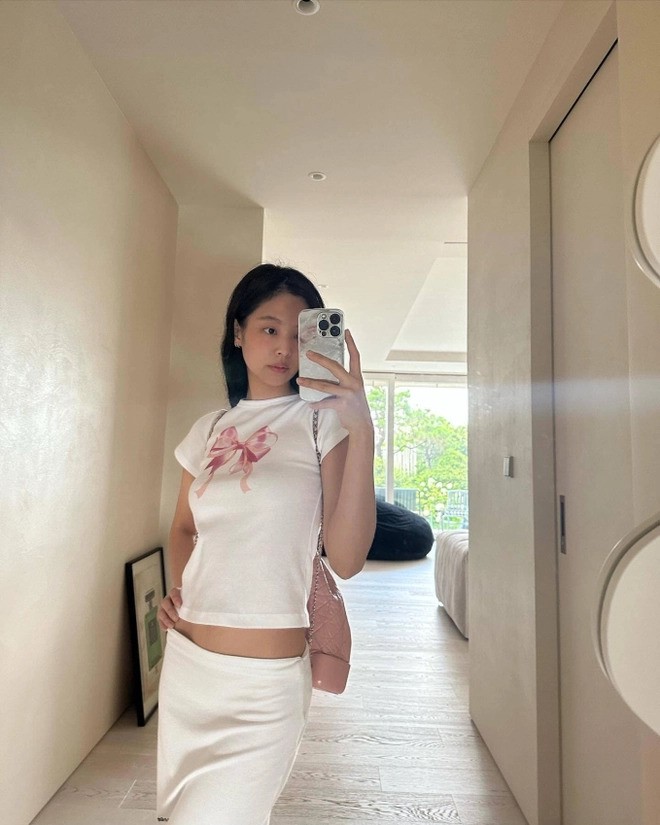Baby Tee - mẫu áo hot từ 2023 đến 2024 chưa hạ nhiệt, mặc với món đồ nào cũng trẻ xinh như em bé - 7