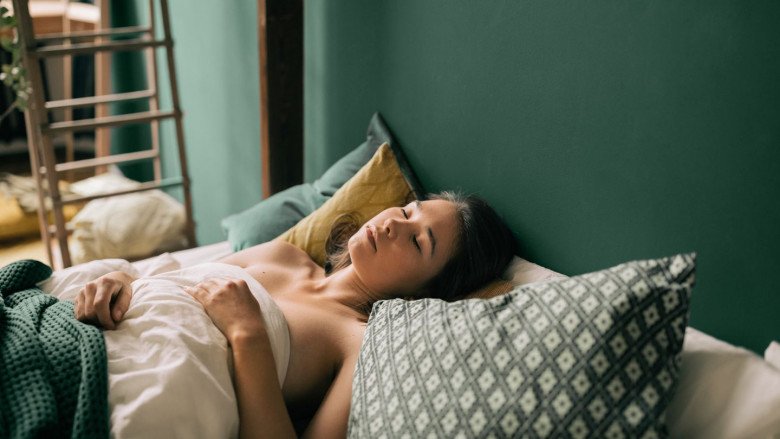 Phụ nữ ngủ nude hay mặc quần áo, ai có da dẻ đẹp và giảm cân tốt hơn? - 1