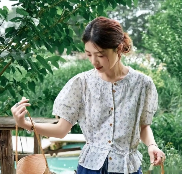 Tại sao phụ nữ có khí chất không mặc áo hai dây hay áo phông mùa hè? Thay bằng 3 món này tốt hơn - 10