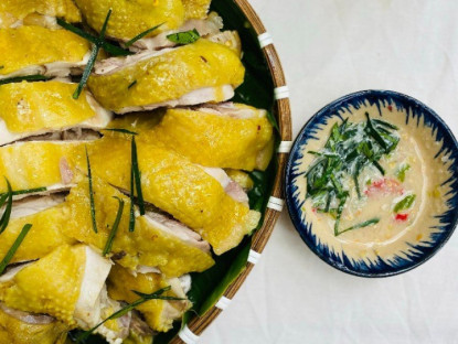 Cuối tuần rảnh rỗi làm gà hấp muối thơm ngon, giữ được độ ngọt của thịt theo cách mẹ đảm Sài Gòn