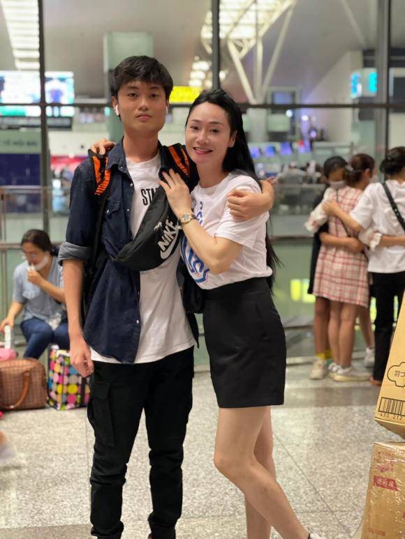Chàng trai cao 1m84 khiến phu nhân chủ tịch Hương Vị Tình Thân &#34;khóc trôi sân khấu&#34; - 4
