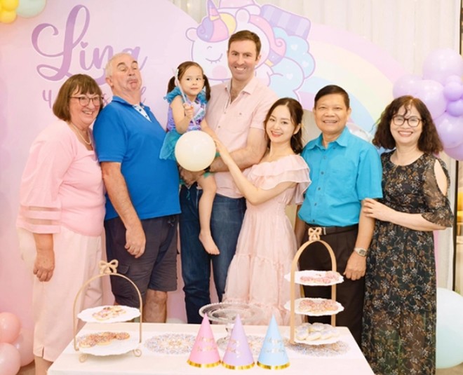 Phương Oanh được nhà chồng "cưng như trứng mỏng" khác xa phim, nhìn sang người đẹp cùng tên càng bất ngờ - 16