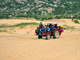 Điểm du lịch độc đáo nhất Ninh Thuận: Có "tiểu sa mạc" sát biển, trải nghiệm băng qua đồi cát bằng máy cày